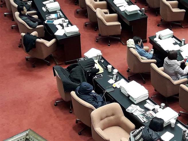 "勞基法"審查綠民代睡倒一片 夢(mèng)中"修法"被轟荒誕至極 "勞基法"審查綠民代睡倒一片 夢(mèng)中"修法"被轟荒誕至極