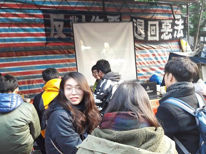 �P(gu��n)�Ąڹ��������ʹ����Ӣ�ı��Լ��xǰ��Փ���[Ę