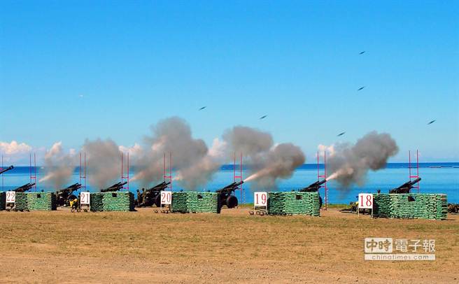 臺(tái)軍重炮射擊演練 34門(mén)火炮齊發(fā)