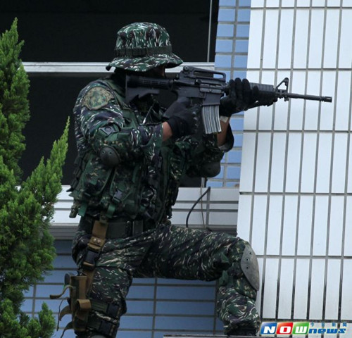 臺灣海軍陸戰(zhàn)隊特勤隊反恐操演 展現(xiàn)軍風(圖) 臺灣海軍陸戰(zhàn)隊特勤隊反恐操演 展現(xiàn)軍風(圖)