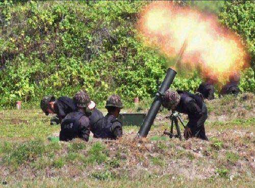 2013年太平島上的臺灣“海巡署”人員使用迫擊炮進行實彈射擊訓(xùn)練。(網(wǎng)絡(luò)圖) 2013年太平島上的臺灣“海巡署”人員使用迫擊炮進行實彈射擊訓(xùn)練。(網(wǎng)絡(luò)圖)