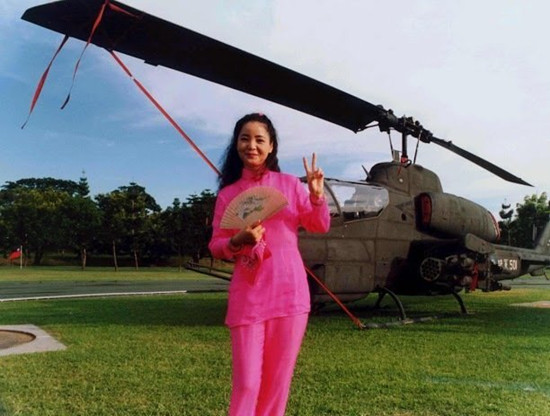 揭秘與臺(tái)軍機(jī)合照的女星:軍事重地挑戰(zhàn)禁忌(圖)