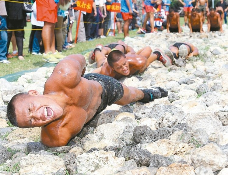 民進(jìn)黨“立委”稱臺(tái)軍蛙人操太殘酷 官員妙語回嗆 民進(jìn)黨“立委”稱臺(tái)軍蛙人操太殘酷 官員妙語回嗆