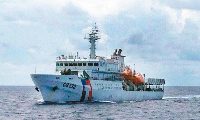 臺(tái)灣海巡艦艇追上漁民船隊(duì) 第一句話:避開菲律賓領(lǐng)海。(圖片來源:臺(tái)灣《聯(lián)合報(bào)》) 臺(tái)灣海巡艦艇追上漁民船隊(duì) 第一句話:避開菲律賓領(lǐng)海。(圖片來源:臺(tái)灣《聯(lián)合報(bào)》)