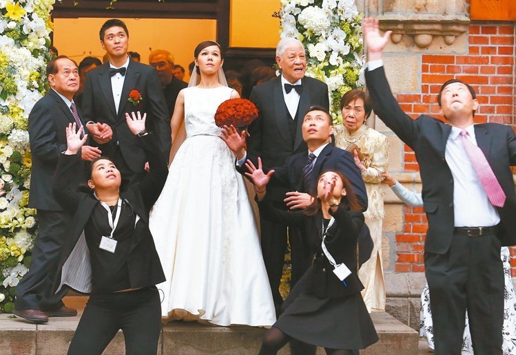 李登輝孫女出嫁現(xiàn)場(chǎng)遭臺(tái)海軍退伍軍人鬧場(chǎng) 李登輝孫女出嫁現(xiàn)場(chǎng)遭臺(tái)海軍退伍軍人鬧場(chǎng)