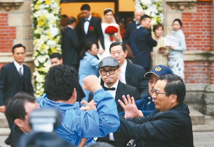 李登輝孫女出嫁現(xiàn)場(chǎng)遭臺(tái)海軍退伍軍人鬧場(chǎng) 李登輝孫女出嫁現(xiàn)場(chǎng)遭臺(tái)海軍退伍軍人鬧場(chǎng)