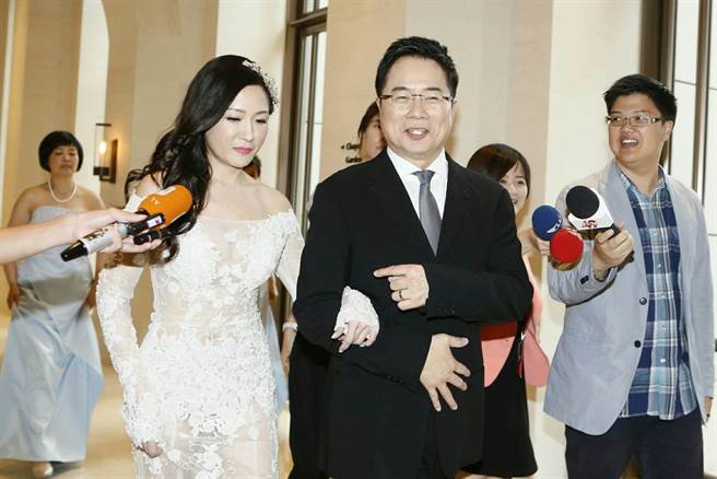 蔡正元迎娶小19歲妻子 連勝文夫婦到場(chǎng)獻(xiàn)祝福(圖) 蔡正元迎娶小19歲妻子 連勝文夫婦到場(chǎng)獻(xiàn)祝福(圖)