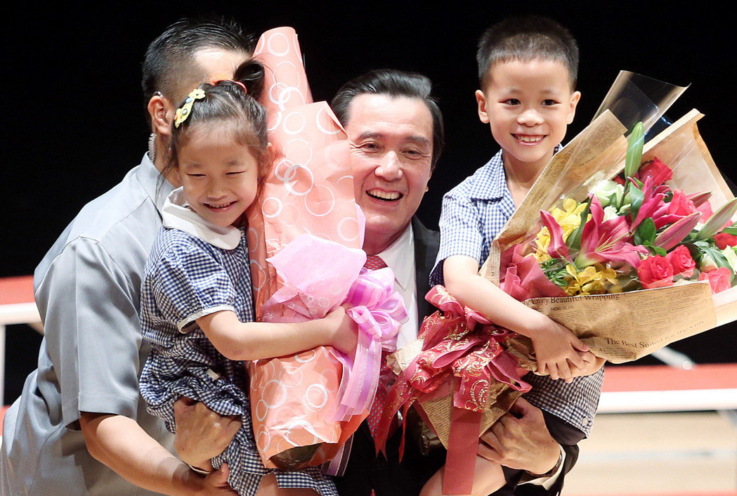 �RӢ�������ϯ�o����С�W(xu��)У�c�������S��f(xi��)���^�����������I(xi��n)����С�W(xu��)����