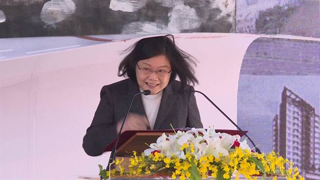 ������Ӣ�ĳ�ϯ���Մ�ĸ�ⱳ������^�����DƬ��Դ���_�����Еr��ӈ�(b��o)����