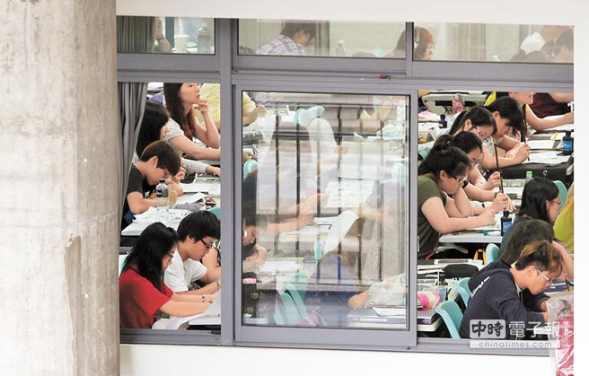 臺少子化沖擊頻現(xiàn) 學者憂大學若不減招將"尸橫遍野" 臺少子化沖擊頻現(xiàn) 學者憂大學若不減招將"尸橫遍野"