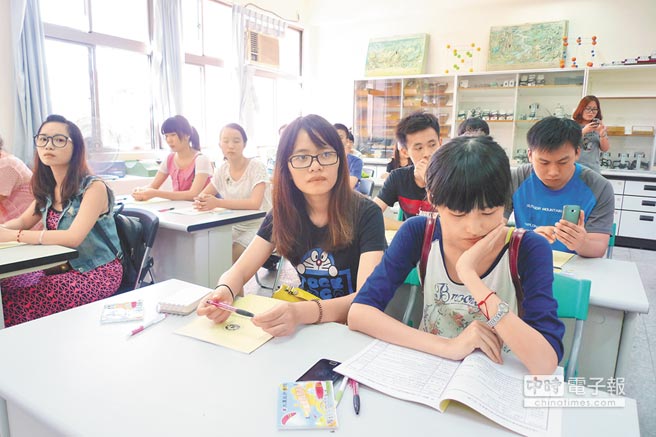 藍(lán)批綠“逢中必反”致臺高校招生不足問題難解 藍(lán)批綠“逢中必反”致臺高校招生不足問題難解