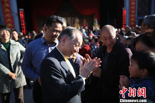 15�գ����h��ϯ��Ľ������ɽ��ʡ�x���и�ƽ�����r(n��ng)�(zh��n)�����׵����D����Ľ���ͮ�?sh��)صȴ�����ă�ͯ���֡���������?�z