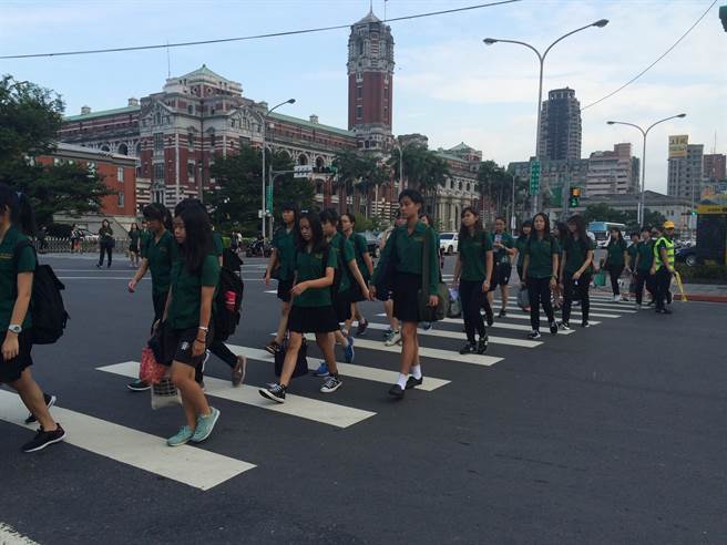 臺灣校服解禁后首個開學日 北一女中多混搭 臺灣校服解禁后首個開學日 北一女中多混搭