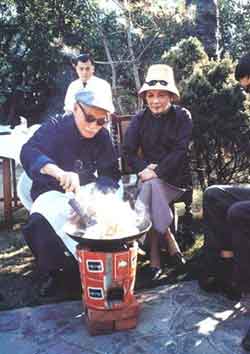 臺媒:蔣介石夫婦“炒飯”照大曝光