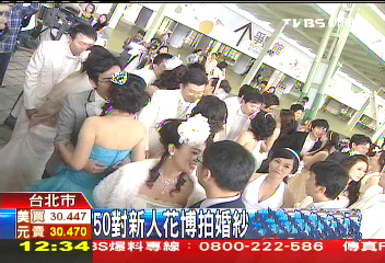 50對(duì)新人花博拍婚紗照 大秀恩愛(ài)(組圖)