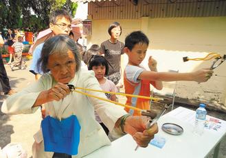 80歲臺灣阿嬤參加彈弓賽身手靈活三發(fā)兩中