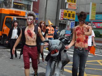 臺(tái)灣學(xué)生萬(wàn)圣節(jié)“扮鬼”做公益恐怖又歡樂(lè)(圖)