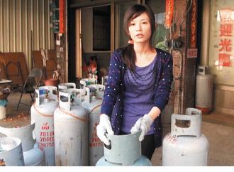 臺灣瘦弱女孩體恤爸媽入行獨自搬送瓦斯(圖)