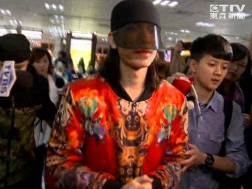 蕭敬騰遭潑糞到警局應(yīng)訊幕后主謀現(xiàn)兩版本