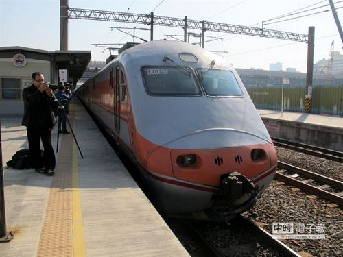 鳴笛悼念因公殉職司機(jī)鐵道迷記錄“感動一刻”