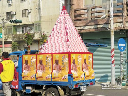 150萬現(xiàn)金堆成金字塔掃街造勢所到之處民眾驚呼