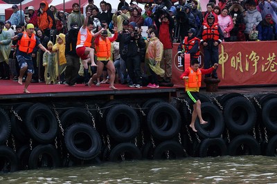 新北市辦萬里神明凈港活動百人勇敢跳海祈福(圖)