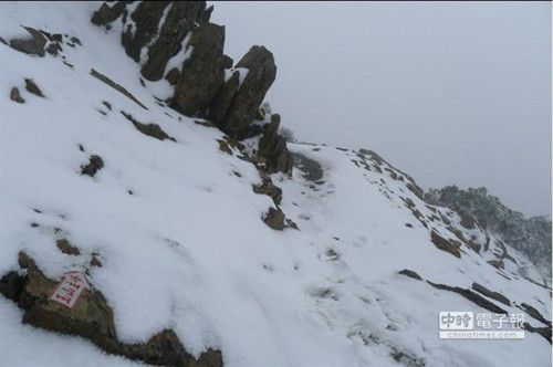 臺灣合歡山玉山飄雪群峰白頭積雪達8公分(圖)