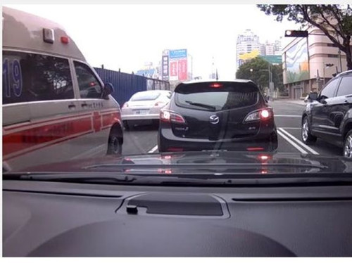 臺(tái)灣一豪車擋救護(hù)車死不讓道遭網(wǎng)友譴責(zé)(圖)