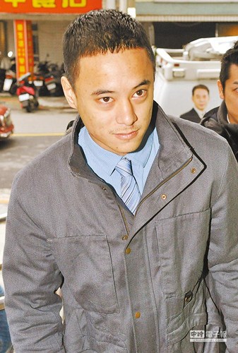 蔣友青恐嚇學(xué)校案再開(kāi)庭面露疲態(tài)數(shù)次打哈欠(圖)