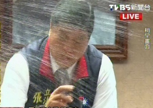 臺(tái)立法機(jī)構(gòu)開會(huì)國(guó)民黨民代遭民進(jìn)黨民代潑水(圖)