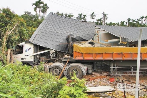 駕駛時(shí)睡意襲來臺(tái)男子駕砂石車撞毀老屋(圖)