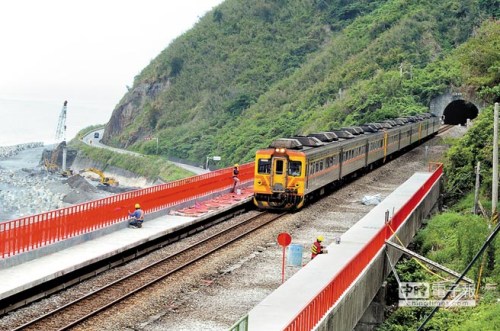 �_�F����վ�ڗU���Ὓ(j��ng)��tɫ����Сվ�؁��ˣ��D��