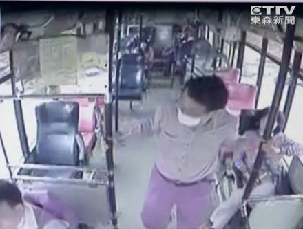 司機(jī)阻女檢察官下車知其身份后道歉43次鞠躬21次