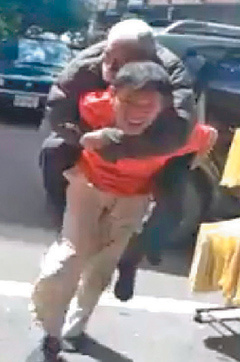 臺(tái)孝子背103歲老父理發(fā)感動(dòng)網(wǎng)友:做爸爸的雙腳