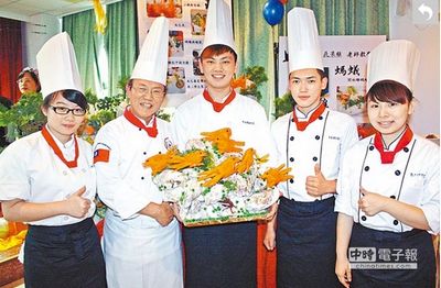 “飛龍上桌”臺灣學(xué)生制作創(chuàng)意美食(圖)