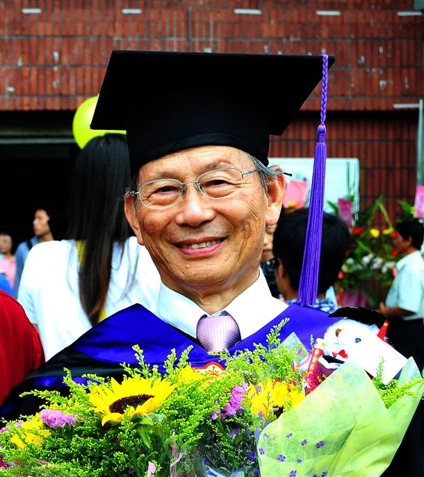 82歲退休校長(zhǎng)林哲次獲得碩士 82歲退休校長(zhǎng)林哲次獲得碩士
