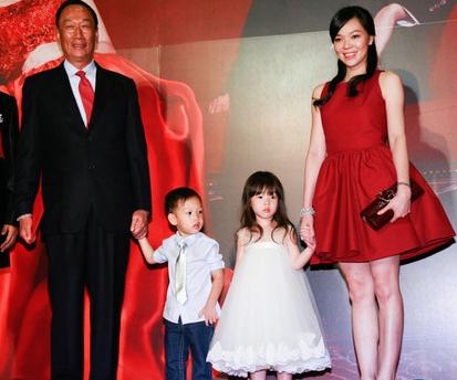 63歲郭臺(tái)銘嬌妻懷第三胎預(yù)產(chǎn)期在年底