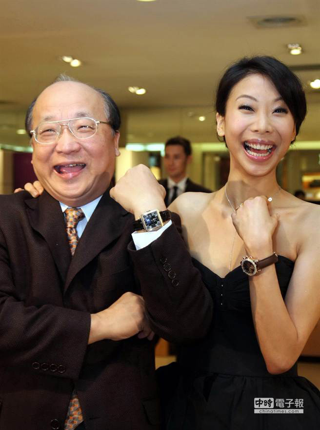 臺(tái)中市長(zhǎng)胡志強(qiáng)和胡婷婷父女情深 臺(tái)中市長(zhǎng)胡志強(qiáng)和胡婷婷父女情深