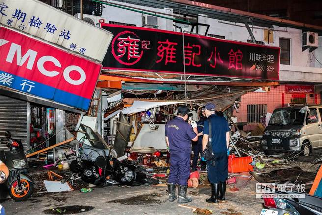 臺灣一飯館發(fā)生氣爆 至7人輕作1人命危(圖) 臺灣一飯館發(fā)生氣爆 至7人輕作1人命危(圖)