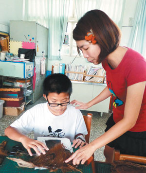 臺(tái)灣老師教學(xué)生廢物利用蒲葵制迷你蓑衣(圖)