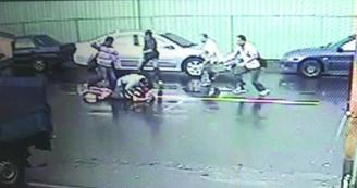 臺(tái)灣男子因會(huì)車糾紛拒捕扭打中掏槍誤殺自己(圖)