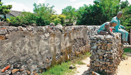 臺(tái)灣潘安邦紀(jì)念館被游客刻字大陸客:不是我們