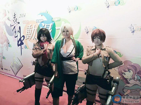 �_���Ը�Ůģ���ӄ���չ�����ֳֺڲ�һ·�����D��