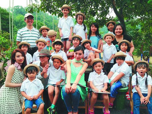 臺(tái)空姐到小學(xué)拍月歷做公益被贊“人美心更美”