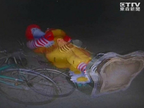 兩老外酒后“綁架”麥當(dāng)勞叔叔自稱反快餐(圖)