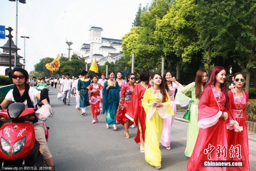 揚(yáng)州百人古裝游街 裝扮雷倒眾人 揚(yáng)州百人古裝游街 裝扮雷倒眾人