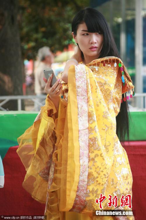 揚(yáng)州百人古裝游街 裝扮雷倒眾人 揚(yáng)州百人古裝游街 裝扮雷倒眾人