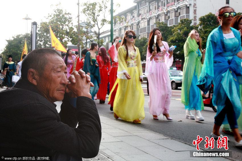 揚(yáng)州百人古裝游街 裝扮雷倒眾人 揚(yáng)州百人古裝游街 裝扮雷倒眾人