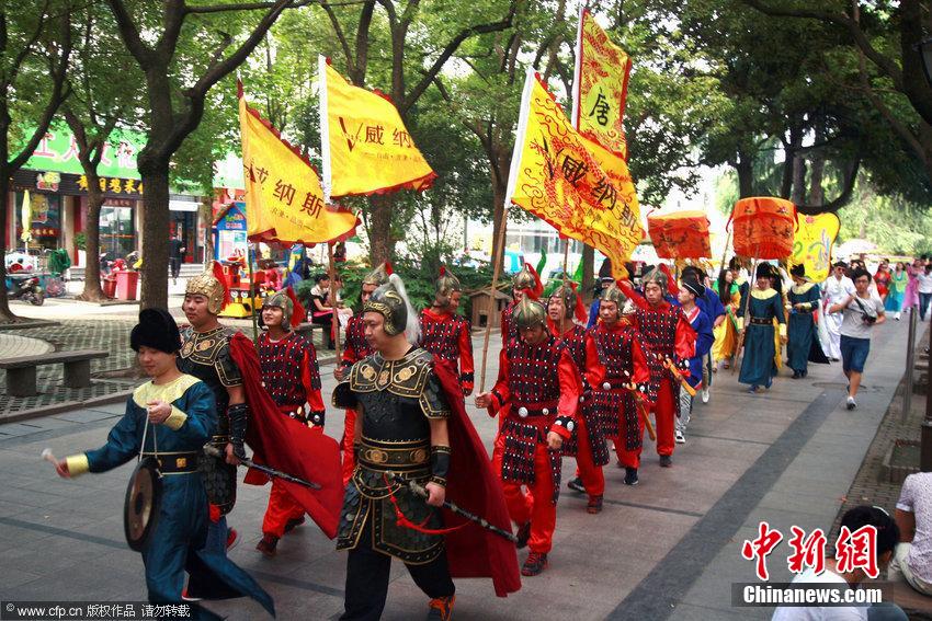 揚(yáng)州百人古裝游街 裝扮雷倒眾人 揚(yáng)州百人古裝游街 裝扮雷倒眾人