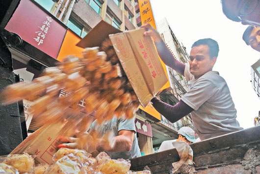 銷毀回收糕餅8000多公斤臺北犁記師傅心疼落淚 銷毀回收糕餅8000多公斤臺北犁記師傅心疼落淚